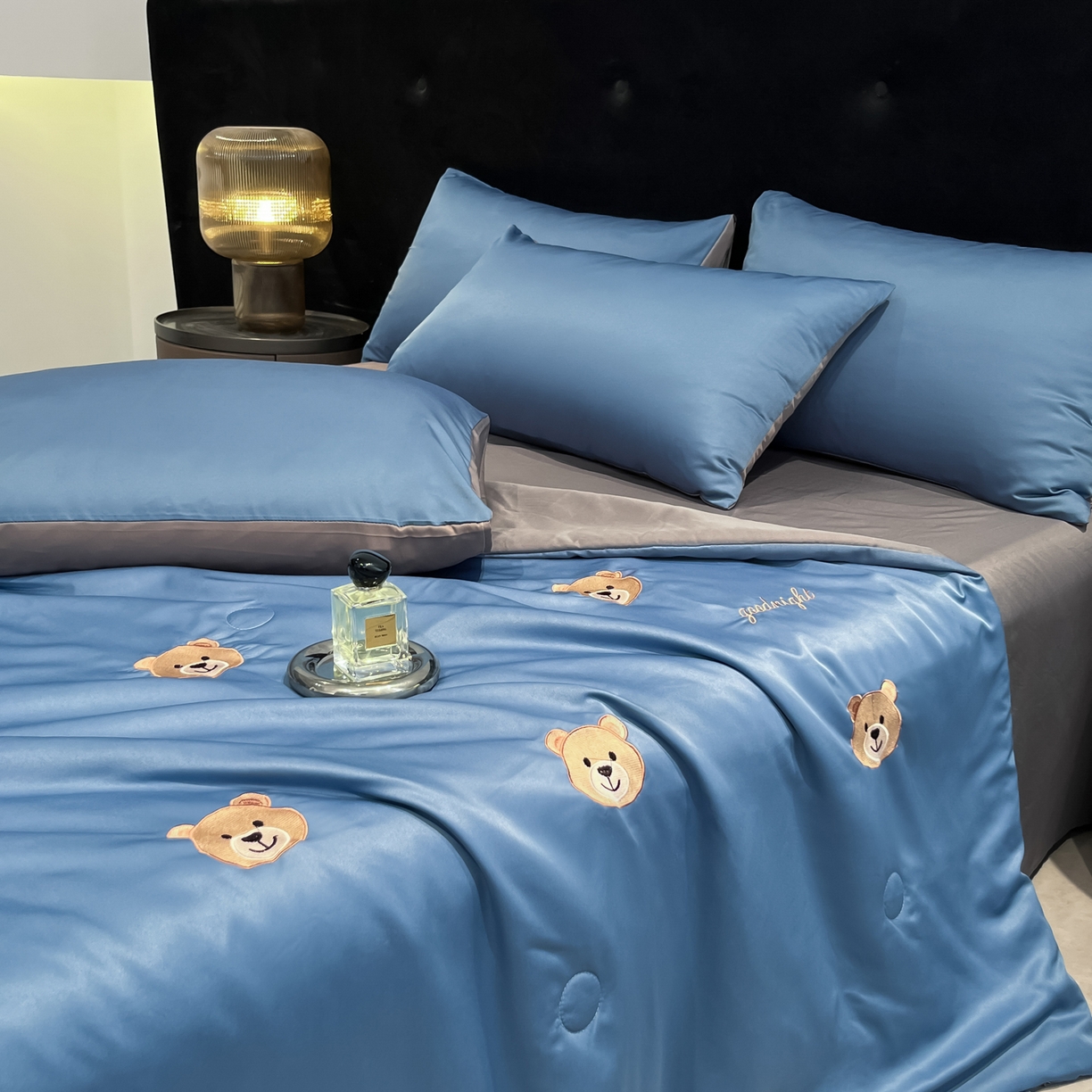 91家纺网 家纺一手货源 找家纺 红嘴企鹅 2026新款水洗冰丝刺绣夏被四件套 夏被-小熊宾利蓝