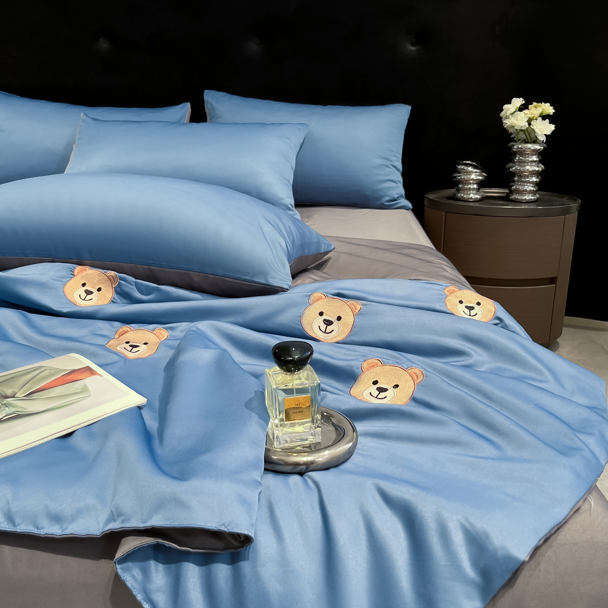 91家纺网 家纺一手货源 找家纺 红嘴企鹅 2026新款水洗冰丝刺绣夏被四件套 夏被-小熊宾利蓝