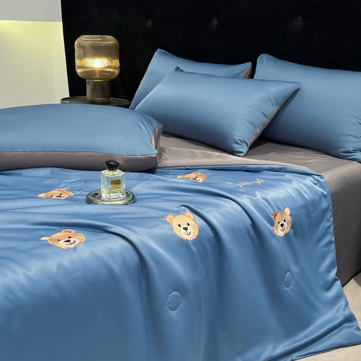 91家纺网 家纺一手货源 找家纺 红嘴企鹅 2026新款水洗冰丝刺绣夏被四件套 夏被-小熊宾利蓝