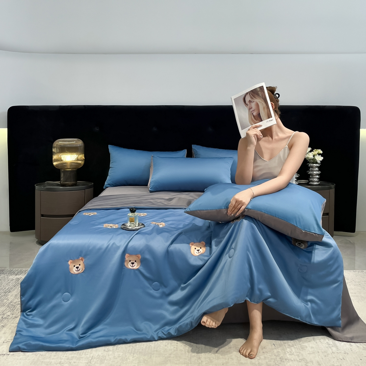 91家纺网 家纺一手货源 找家纺 红嘴企鹅 2026新款水洗冰丝刺绣夏被四件套 夏被-小熊宾利蓝