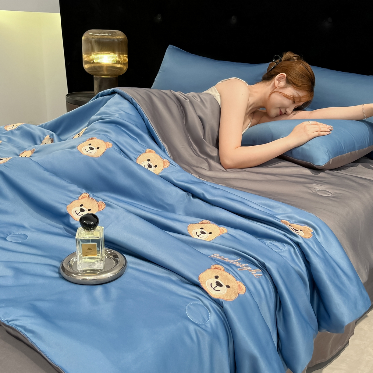 91家纺网 家纺一手货源 找家纺 红嘴企鹅 2026新款水洗冰丝刺绣夏被四件套 夏被-小熊宾利蓝