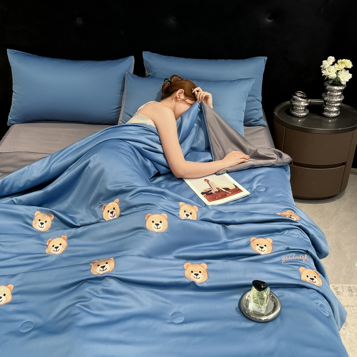 91家纺网 家纺一手货源 找家纺 红嘴企鹅 2026新款水洗冰丝刺绣夏被四件套 夏被-小熊宾利蓝