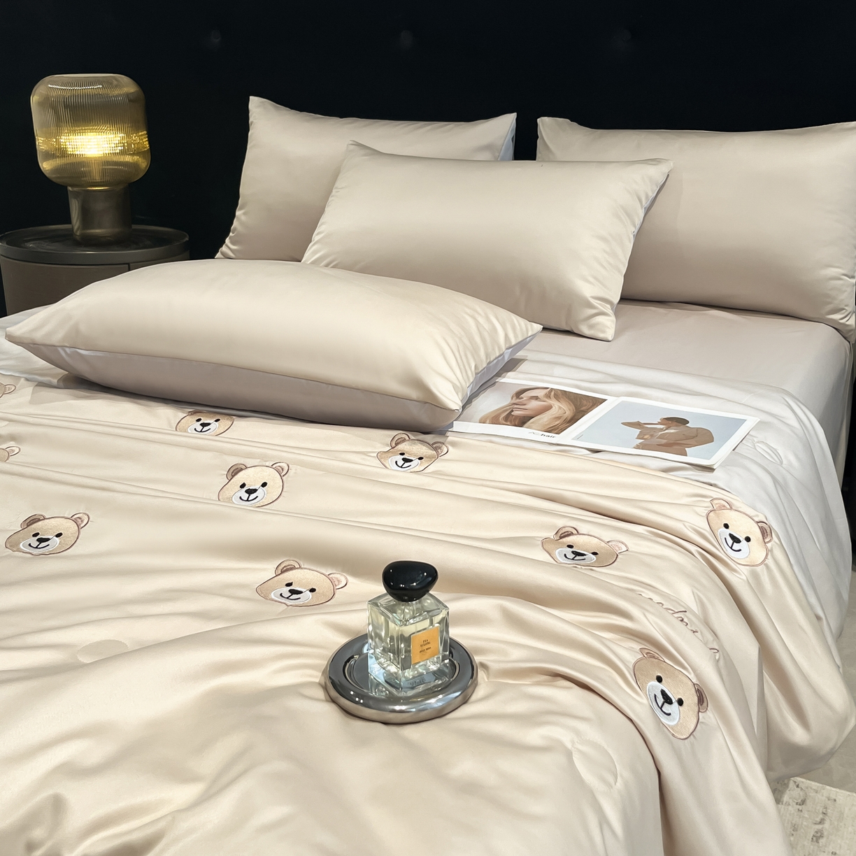 91家纺网 家纺一手货源 找家纺 红嘴企鹅 2026新款水洗冰丝刺绣夏被四件套 夏被-小熊香槟金