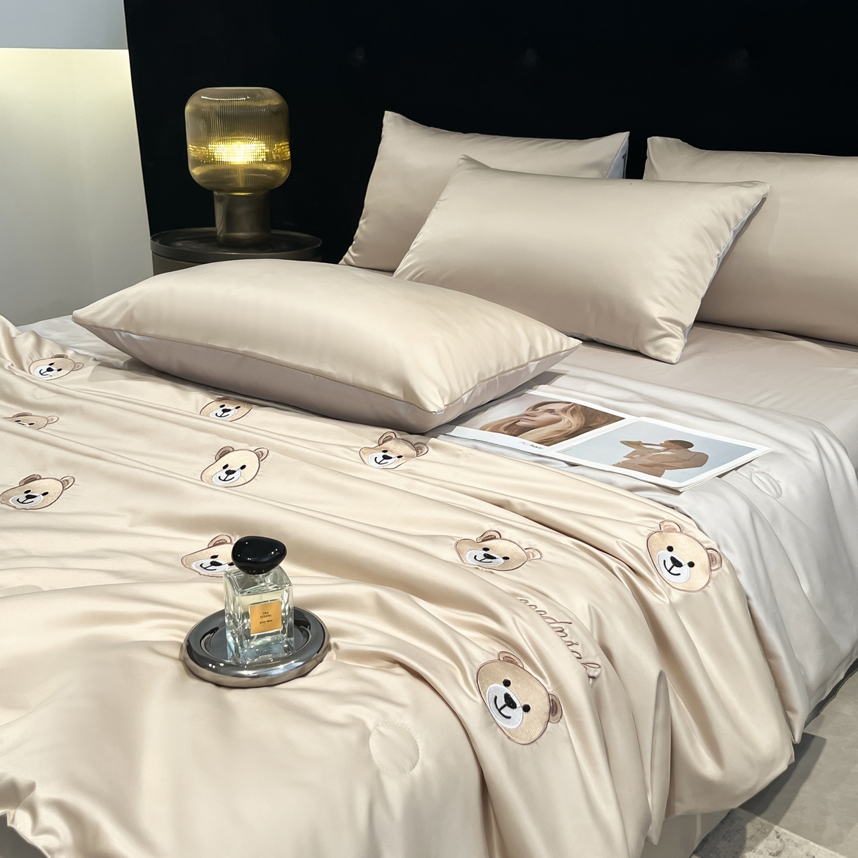 91家纺网 家纺一手货源 找家纺 红嘴企鹅 2026新款水洗冰丝刺绣夏被四件套 夏被-小熊香槟金