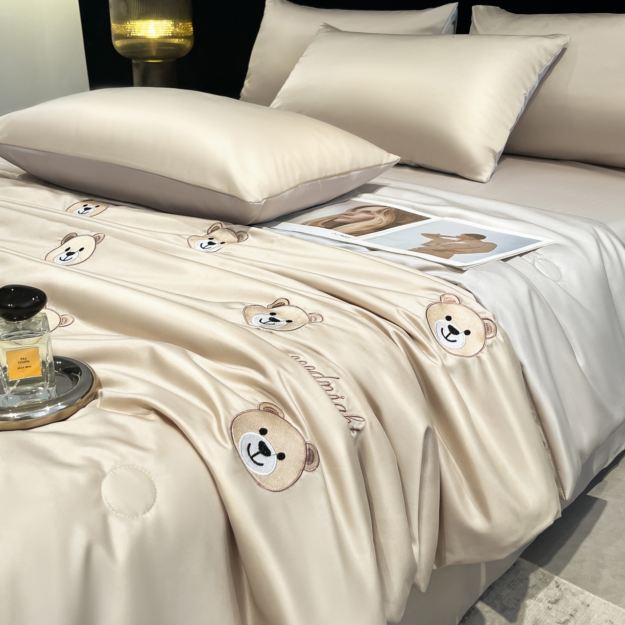 91家纺网 家纺一手货源 找家纺 红嘴企鹅 2026新款水洗冰丝刺绣夏被四件套 夏被-小熊香槟金