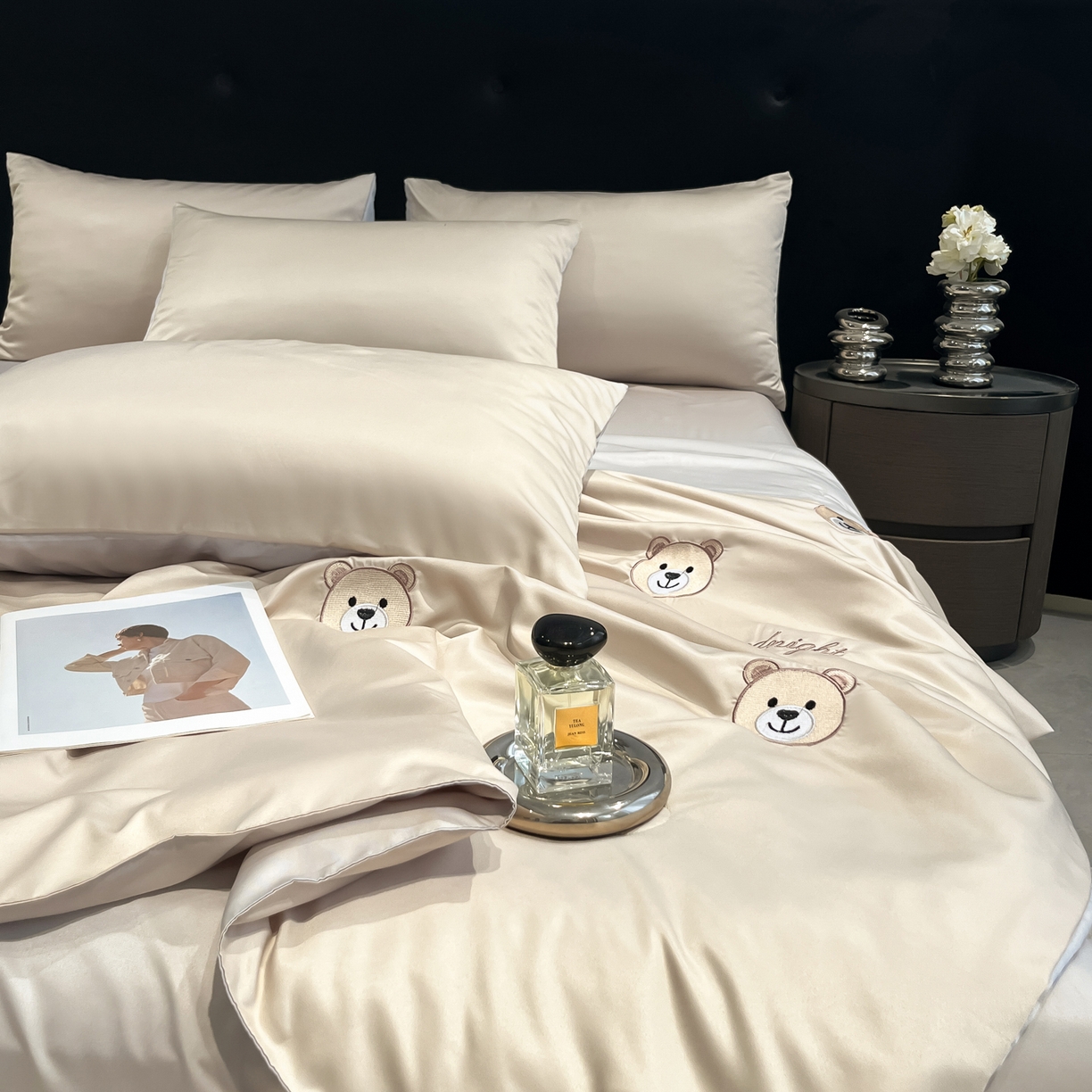 91家纺网 家纺一手货源 找家纺 红嘴企鹅 2026新款水洗冰丝刺绣夏被四件套 夏被-小熊香槟金