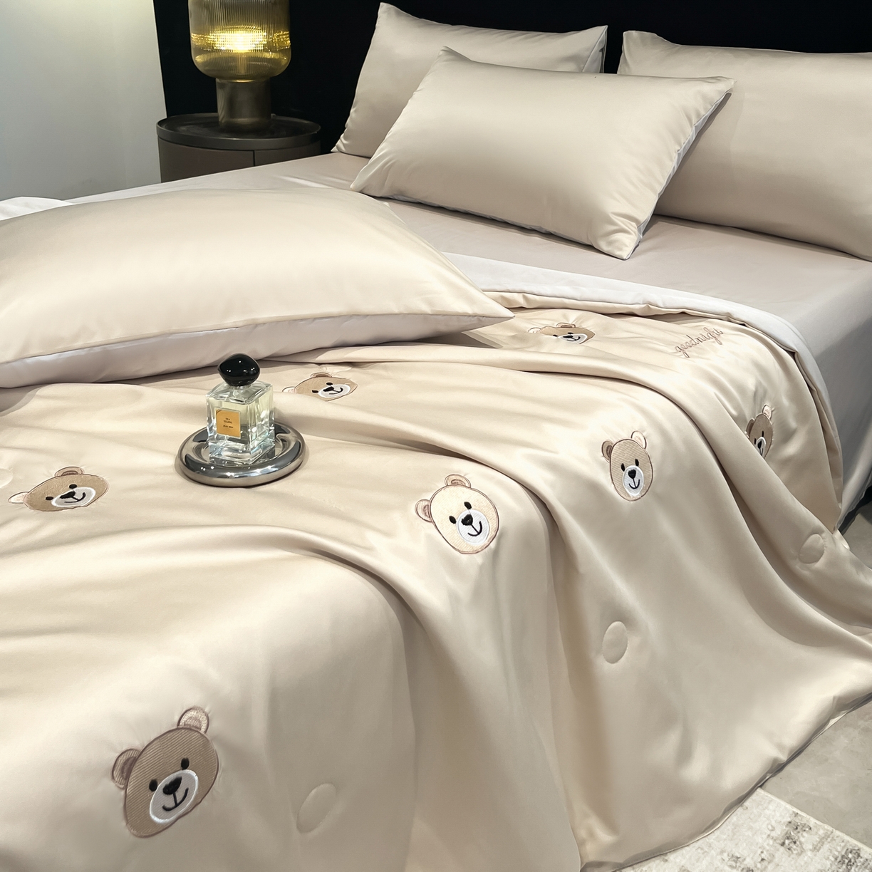 91家纺网 家纺一手货源 找家纺 红嘴企鹅 2026新款水洗冰丝刺绣夏被四件套 夏被-小熊香槟金