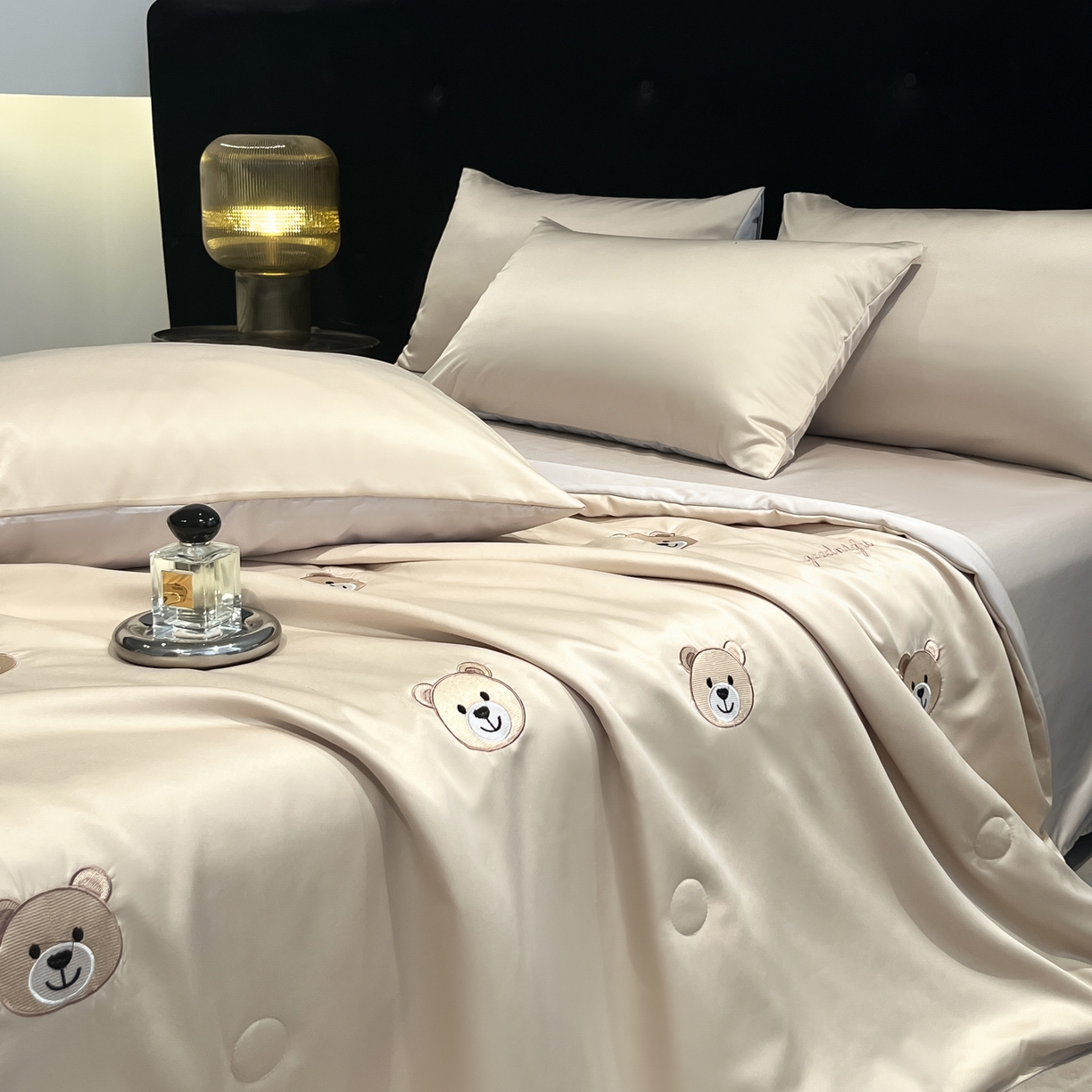 91家纺网 家纺一手货源 找家纺 红嘴企鹅 2026新款水洗冰丝刺绣夏被四件套 夏被-小熊香槟金