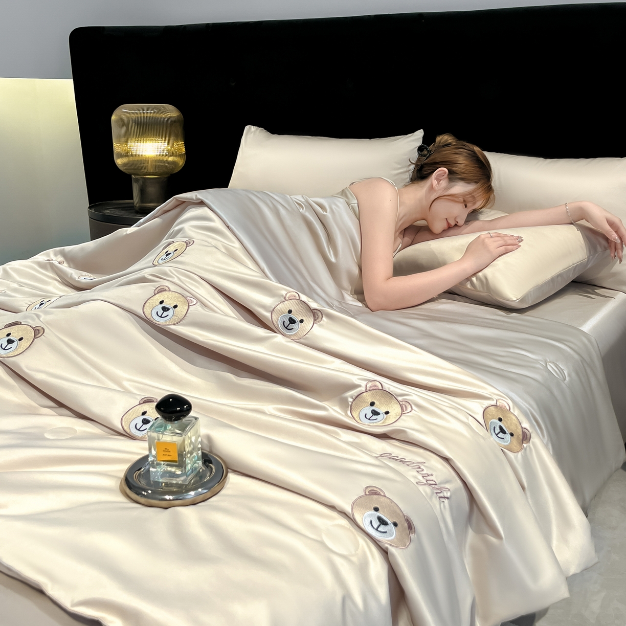 91家纺网 家纺一手货源 找家纺 红嘴企鹅 2026新款水洗冰丝刺绣夏被四件套 夏被-小熊香槟金