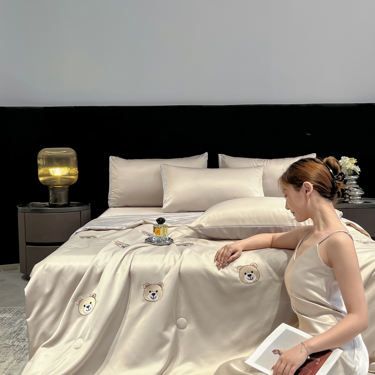 91家纺网 家纺一手货源 找家纺 红嘴企鹅 2026新款水洗冰丝刺绣夏被四件套 夏被-小熊香槟金