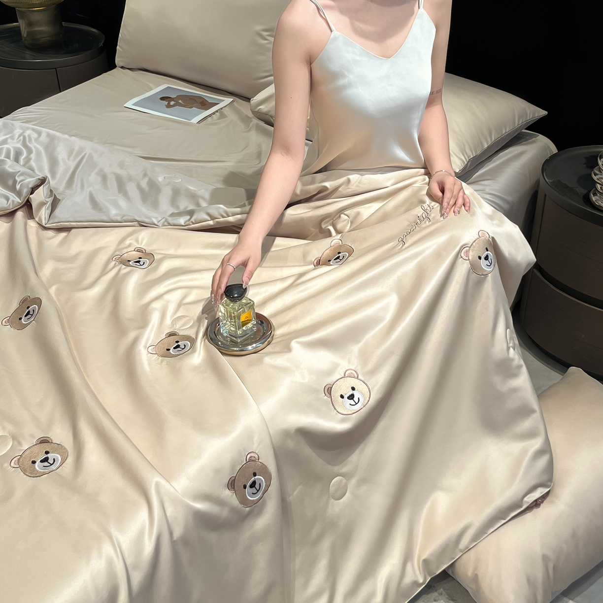 91家纺网 家纺一手货源 找家纺 红嘴企鹅 2026新款水洗冰丝刺绣夏被四件套 夏被-小熊香槟金