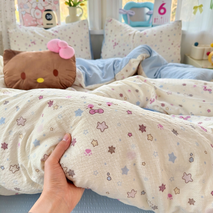 91家纺网 家纺一手货源 找家纺 星禾优选 2026新款A类泡芙纱印花四件套 躲猫猫