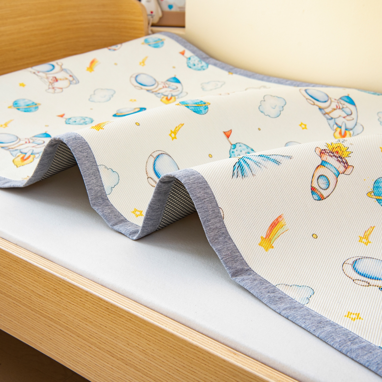 91家纺网 家纺一手货源 找家纺 吉咪兔家纺 2026新款席子幼儿园婴童儿童冰丝凉席冰丝席卡通藤席 宇航乐园