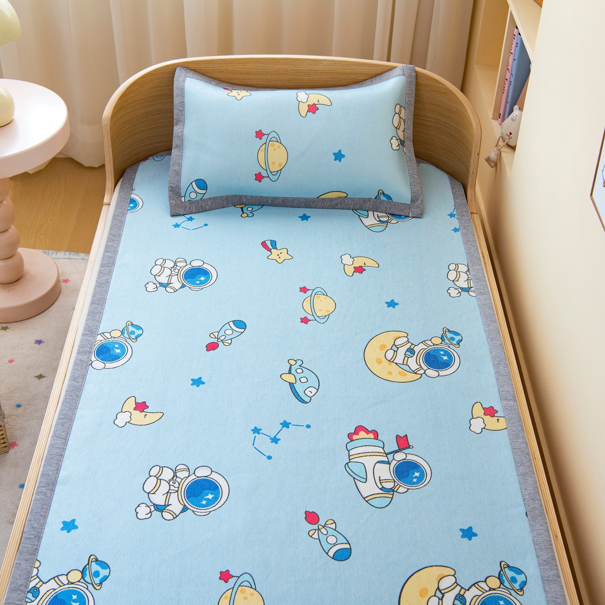 91家纺网 家纺一手货源 找家纺 吉咪兔家纺 2026新款席子幼儿园婴童儿童冰丝凉席冰丝席卡通藤席 遨游太空