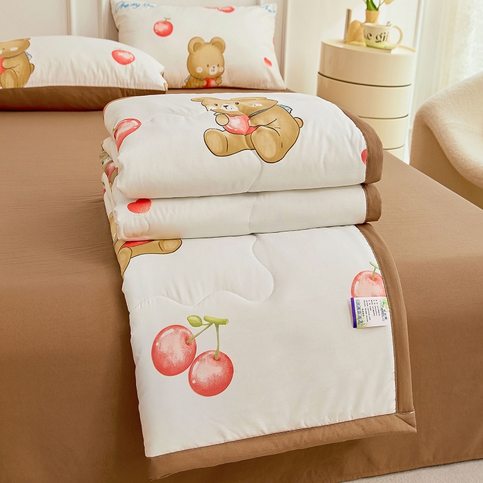 91家纺网 家纺一手货源 找家纺 卡斯诺家纺馆 2026新款水洗棉麻双层纱夏被夏凉被空调被 樱桃熊