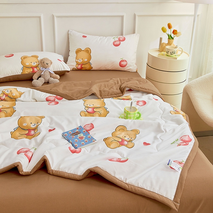 91家纺网 家纺一手货源 找家纺 卡斯诺家纺馆 2026新款水洗棉麻双层纱夏被夏凉被空调被 樱桃熊