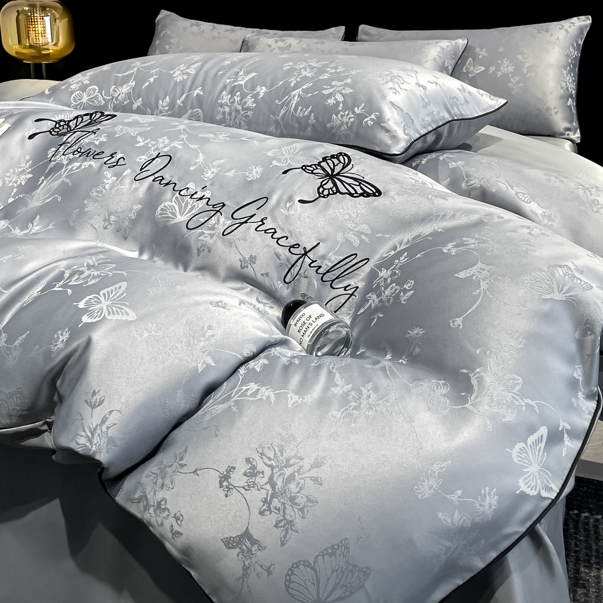 91家纺网 家纺一手货源 找家纺 慕澄家纺 2026新款厚织亮丝提花刺绣水洗真丝四件套 蝶恋花-烟青灰