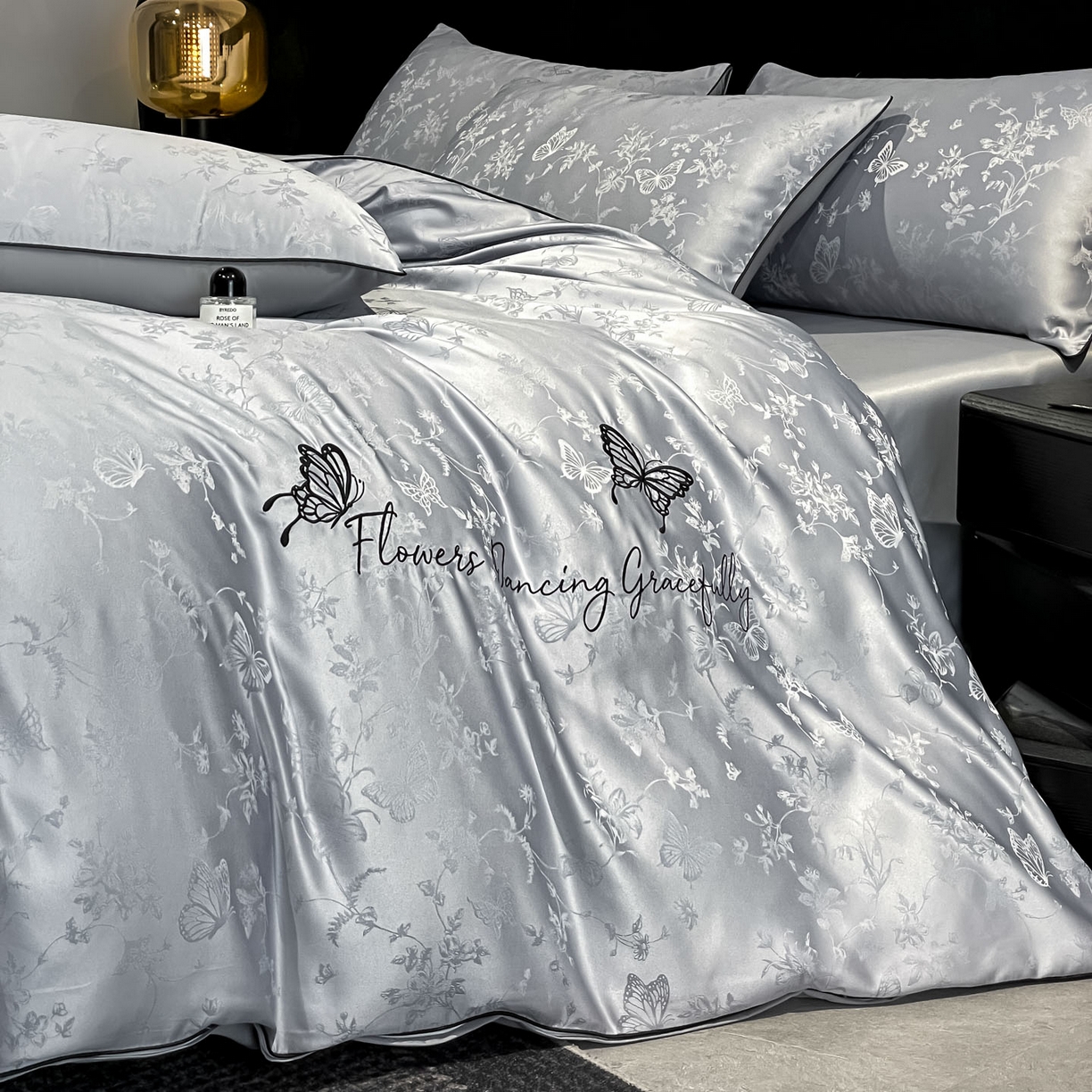 91家纺网 家纺一手货源 找家纺 慕澄家纺 2026新款厚织亮丝提花刺绣水洗真丝四件套 蝶恋花-烟青灰