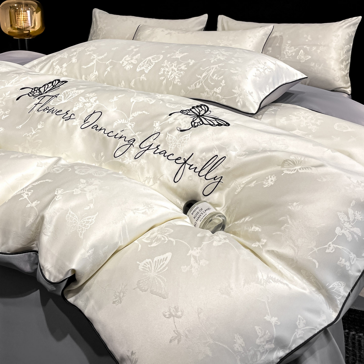 91家纺网 家纺一手货源 找家纺 慕澄家纺 2026新款厚织亮丝提花刺绣水洗真丝四件套 蝶恋花-白+灰