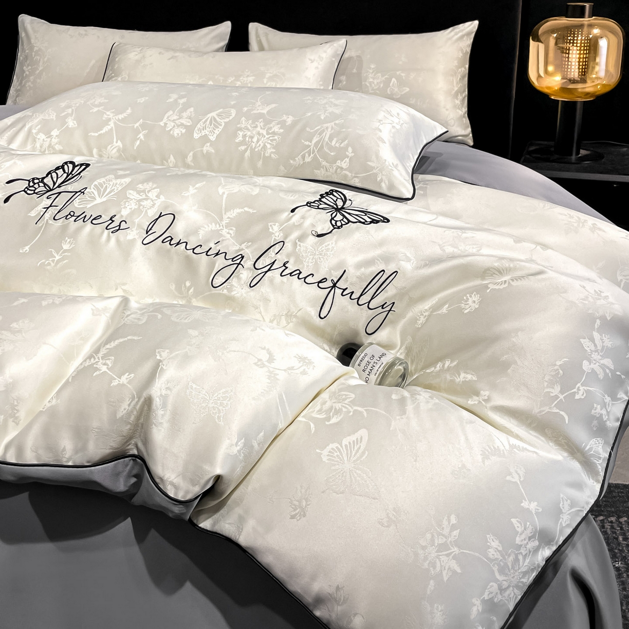 91家纺网 家纺一手货源 找家纺 慕澄家纺 2026新款厚织亮丝提花刺绣水洗真丝四件套 蝶恋花-白+灰