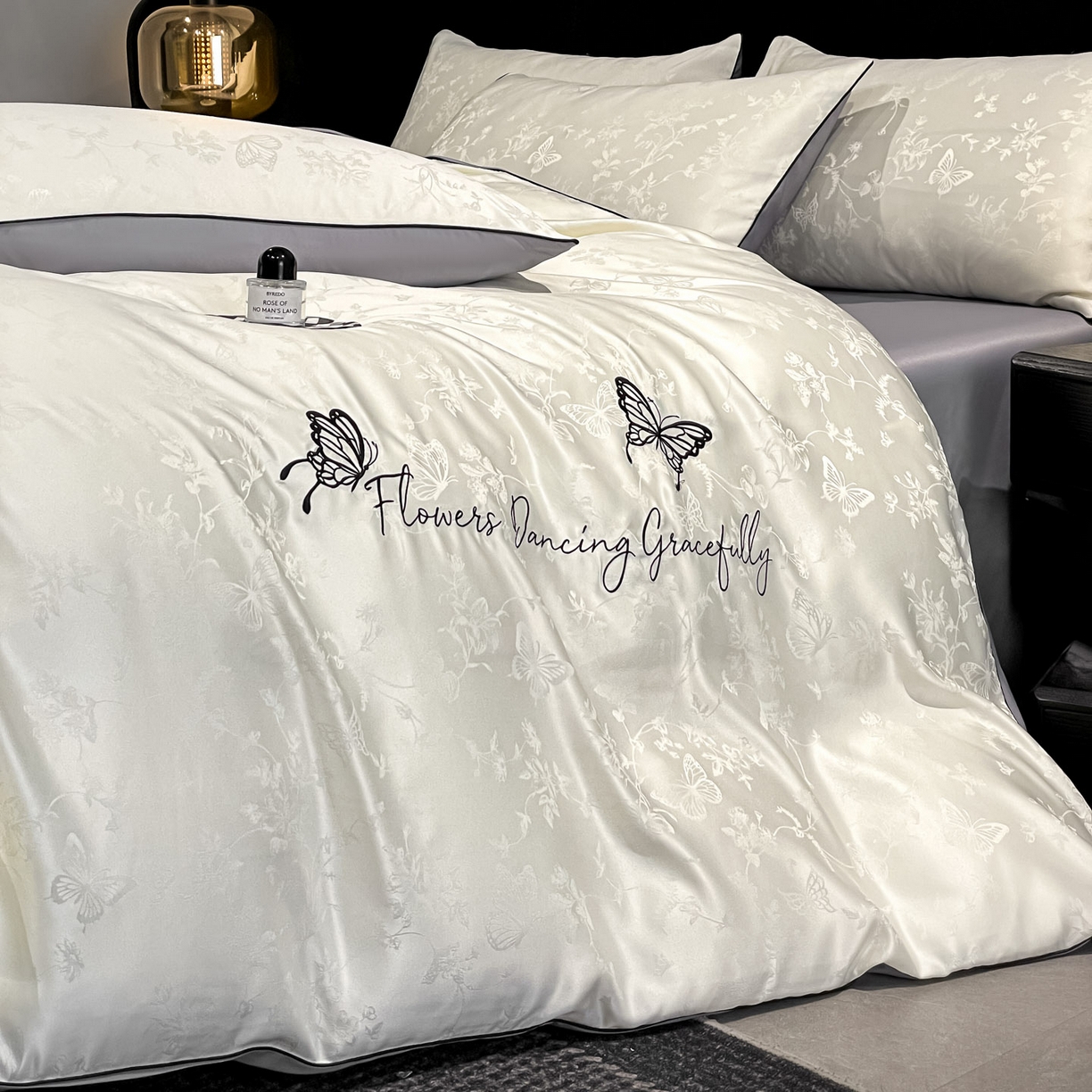 91家纺网 家纺一手货源 找家纺 慕澄家纺 2026新款厚织亮丝提花刺绣水洗真丝四件套 蝶恋花-白+灰