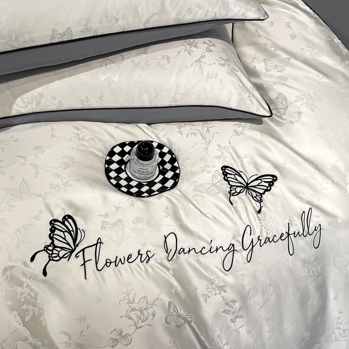 91家纺网 家纺一手货源 找家纺 慕澄家纺 2026新款厚织亮丝提花刺绣水洗真丝四件套 蝶恋花-白+灰