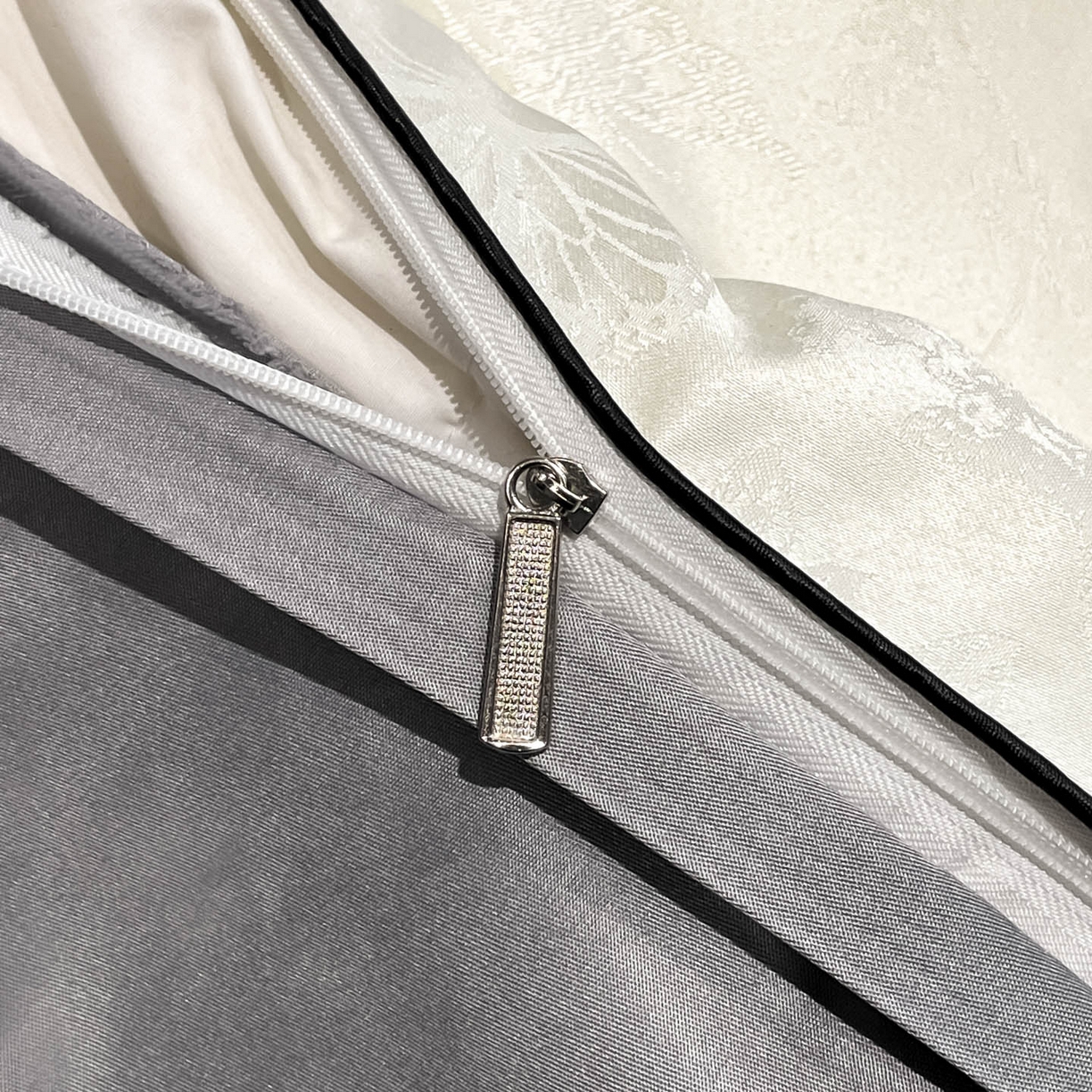 91家纺网 家纺一手货源 找家纺 慕澄家纺 2026新款厚织亮丝提花刺绣水洗真丝四件套 蝶恋花-白+灰