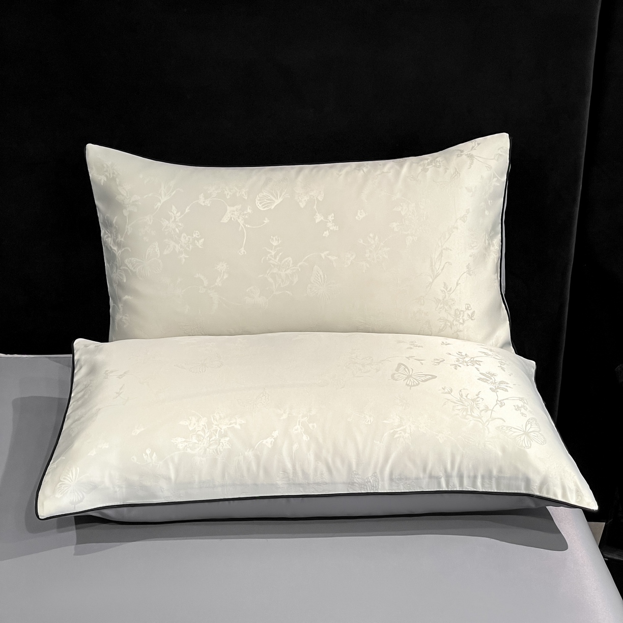 91家纺网 家纺一手货源 找家纺 慕澄家纺 2026新款厚织亮丝提花刺绣水洗真丝四件套 蝶恋花-白+灰