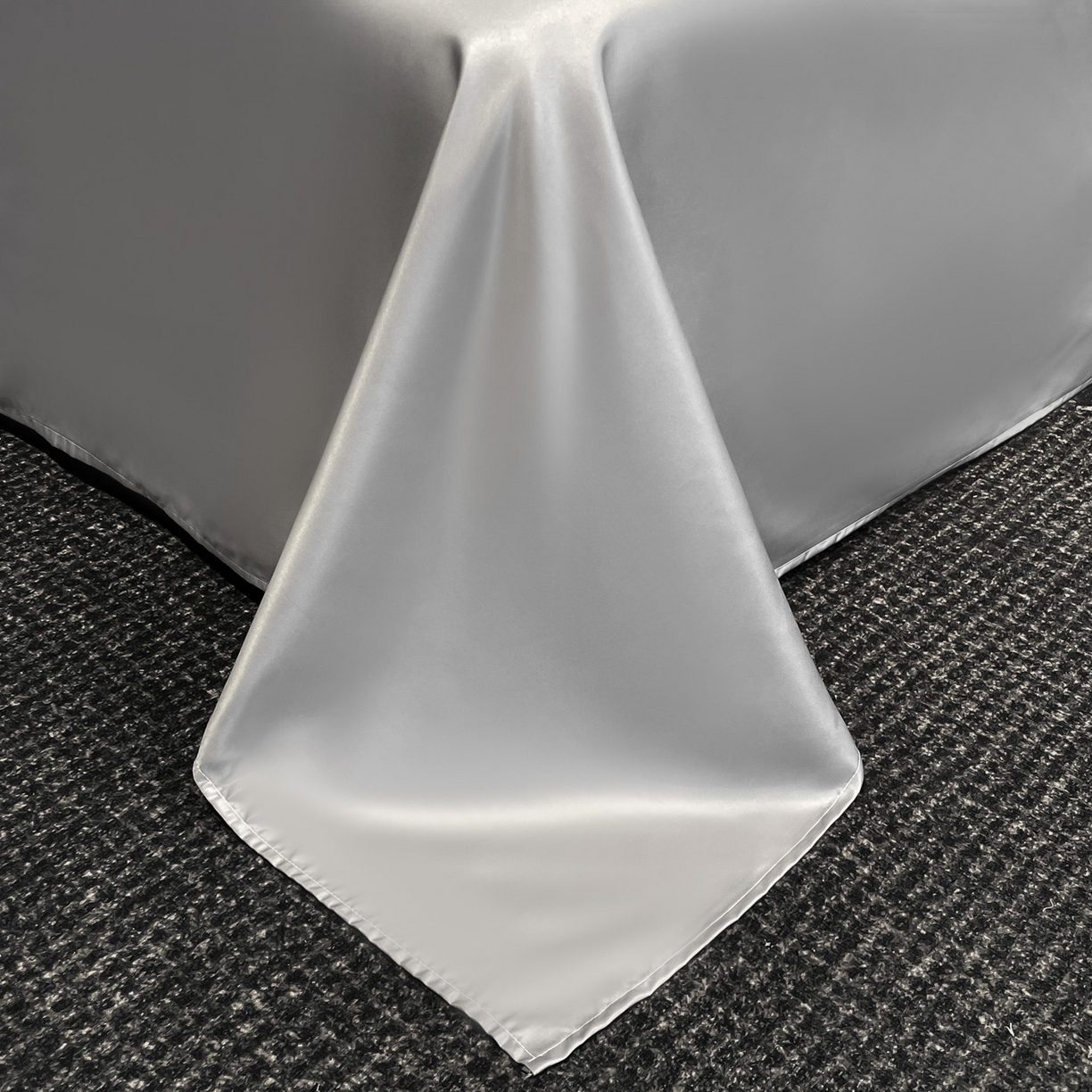 91家纺网 家纺一手货源 找家纺 慕澄家纺 2026新款厚织亮丝提花刺绣水洗真丝四件套 蝶恋花-白+灰