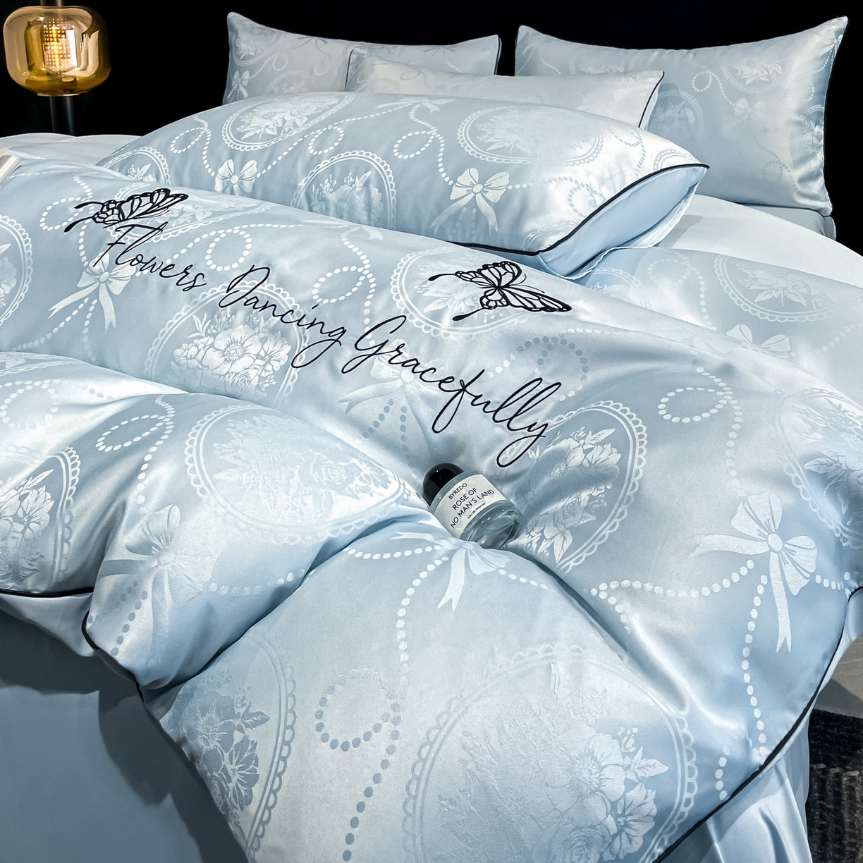 91家纺网 家纺一手货源 找家纺 慕澄家纺 2026新款厚织亮丝提花刺绣水洗真丝四件套 蝶恋花-冰蓝