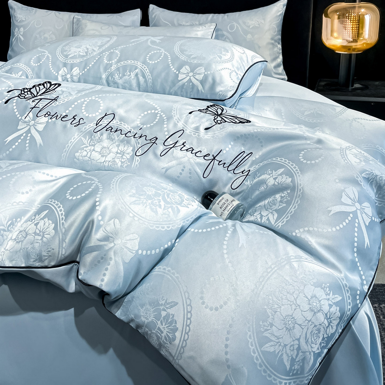 91家纺网 家纺一手货源 找家纺 慕澄家纺 2026新款厚织亮丝提花刺绣水洗真丝四件套 蝶恋花-冰蓝