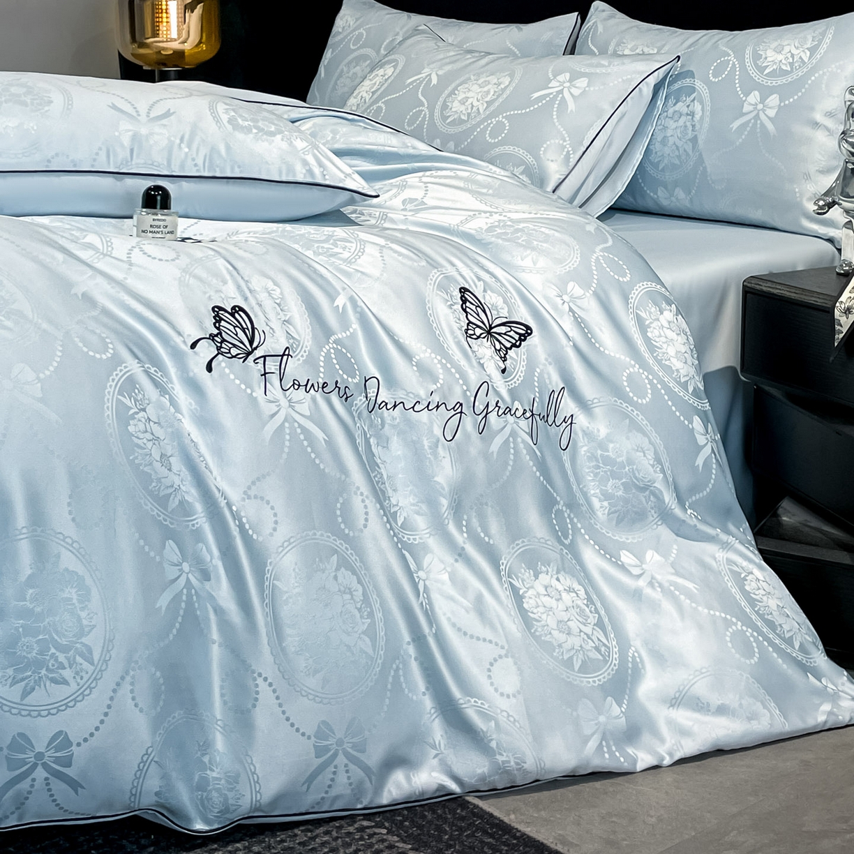 91家纺网 家纺一手货源 找家纺 慕澄家纺 2026新款厚织亮丝提花刺绣水洗真丝四件套 蝶恋花-冰蓝