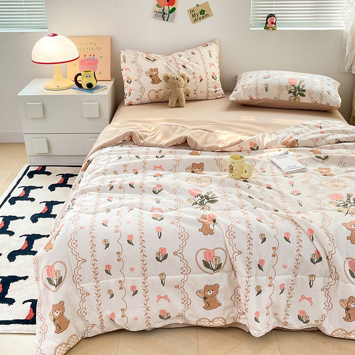 91家纺网 家纺一手货源 找家纺 卡斯诺家纺馆 2026新款水洗云朵棉夏被夏凉被空调被 小熊花园