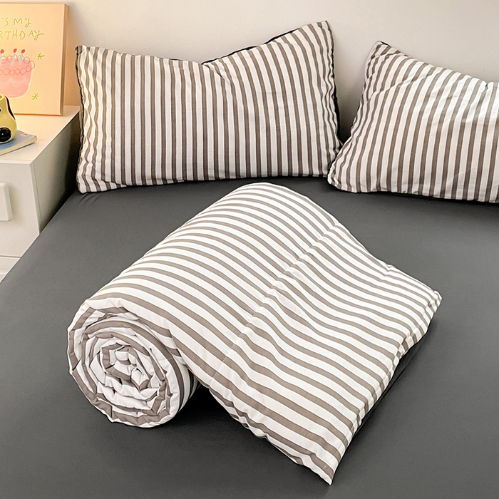 91家纺网 家纺一手货源 找家纺 卡斯诺家纺馆 2026新款水洗云朵棉夏被夏凉被空调被 甜辣风-深灰条