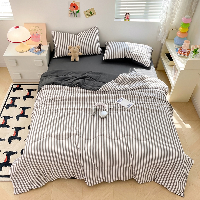 91家纺网 家纺一手货源 找家纺 卡斯诺家纺馆 2026新款水洗云朵棉夏被夏凉被空调被 甜辣风-深灰条