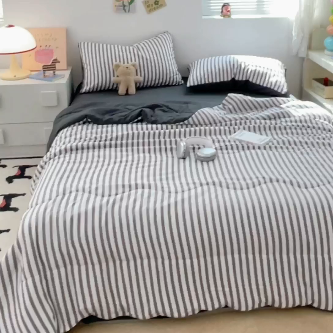 91家纺网 家纺一手货源 找家纺 卡斯诺家纺馆 2026新款水洗云朵棉夏被夏凉被空调被 甜辣风-深灰条