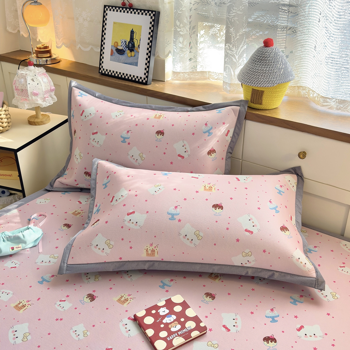 91家纺网 家纺一手货源 找家纺 圣比熊 2026新款烫光数码印花冰丝凉席 粉雾KT猫