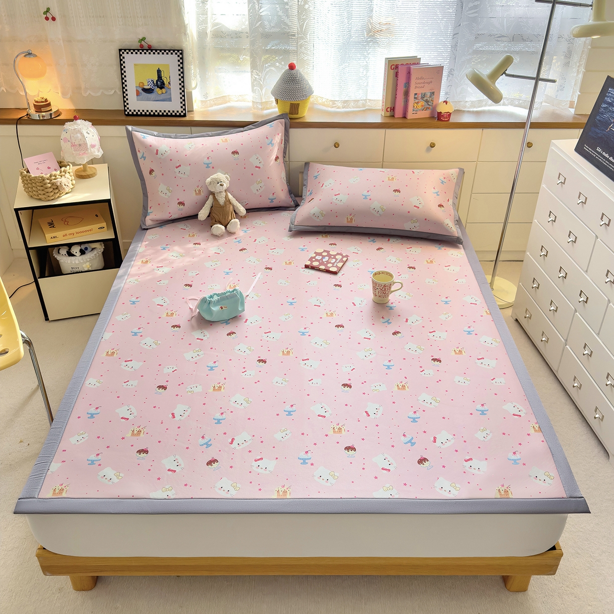 91家纺网 家纺一手货源 找家纺 圣比熊 2026新款烫光数码印花冰丝凉席 粉雾KT猫