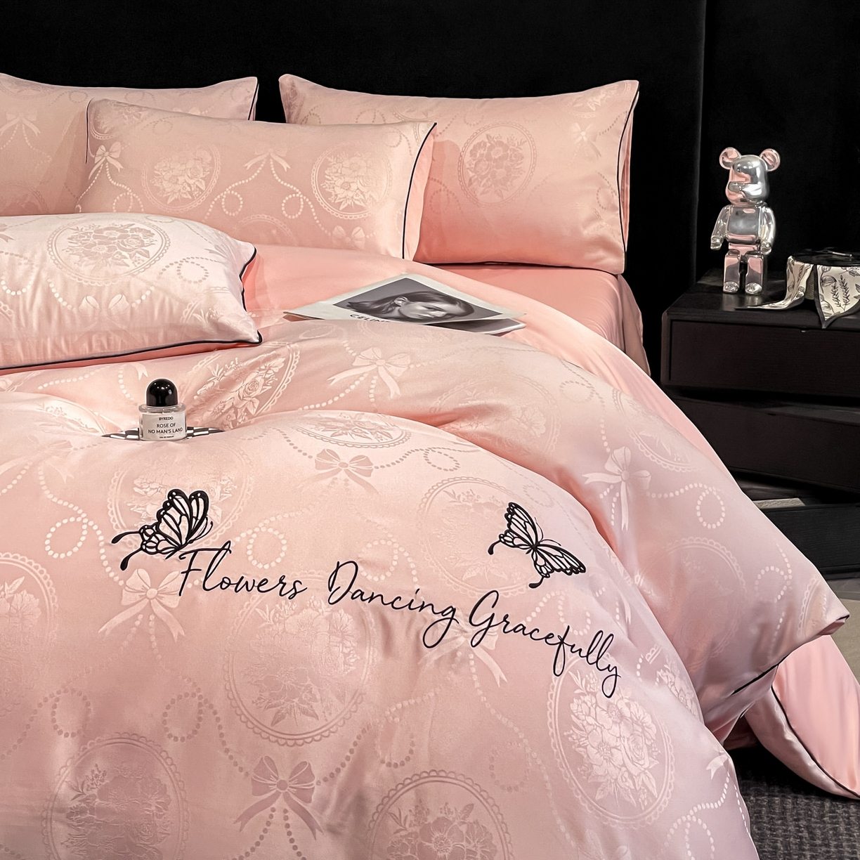 91家纺网 家纺一手货源 找家纺 慕澄家纺 2026新款厚织亮丝提花刺绣水洗真丝四件套 蝶恋花-蔷薇粉