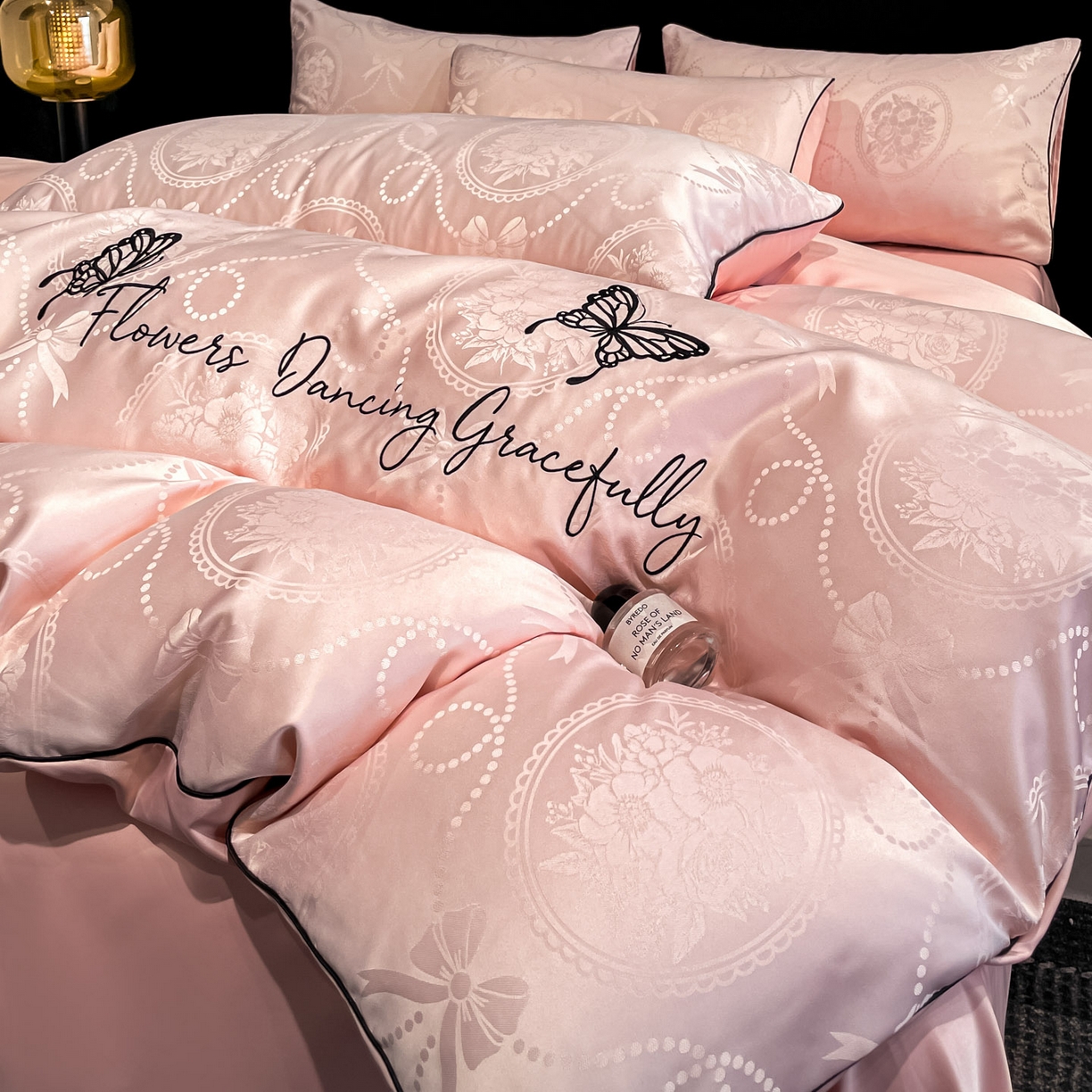 91家纺网 家纺一手货源 找家纺 慕澄家纺 2026新款厚织亮丝提花刺绣水洗真丝四件套 蝶恋花-蔷薇粉