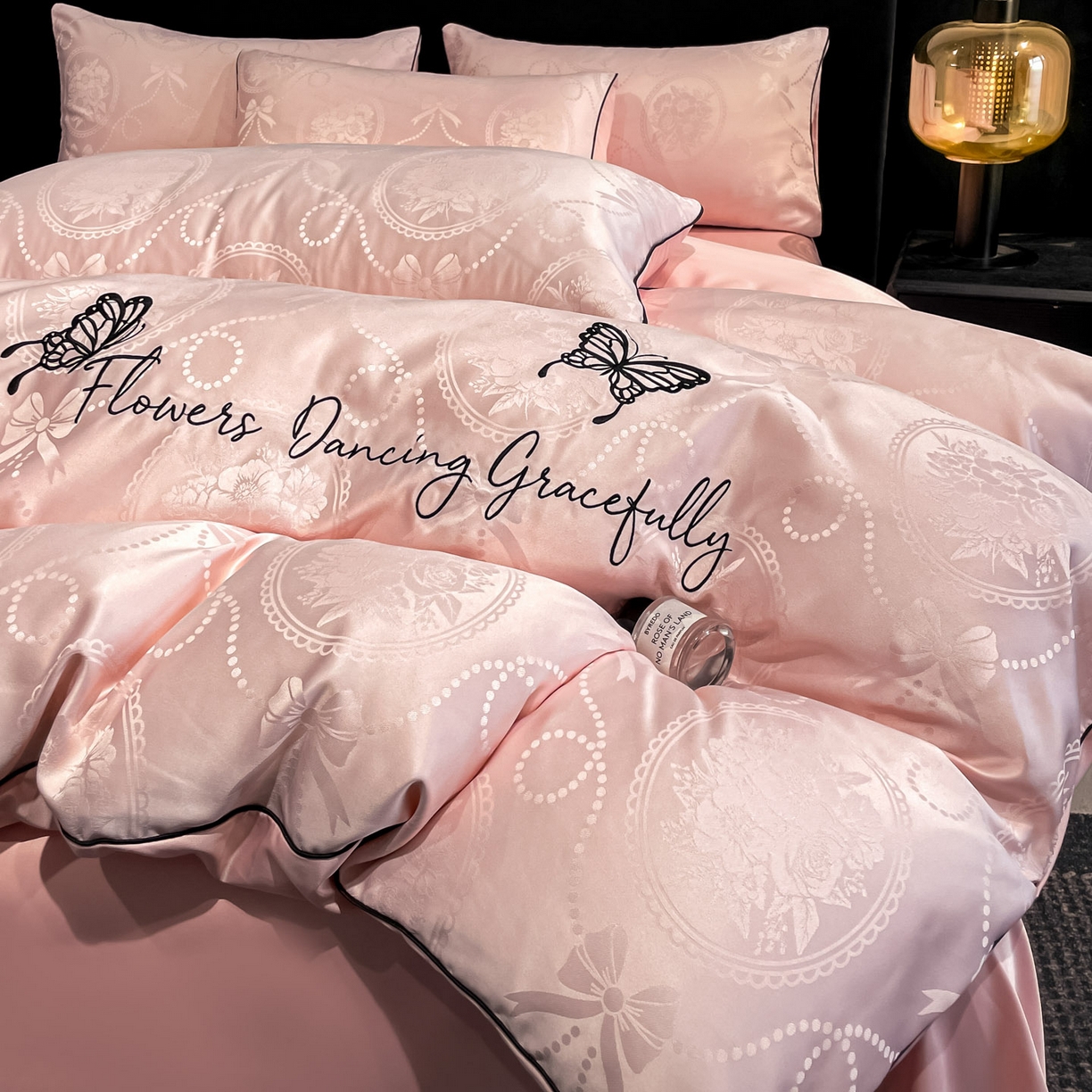 91家纺网 家纺一手货源 找家纺 慕澄家纺 2026新款厚织亮丝提花刺绣水洗真丝四件套 蝶恋花-蔷薇粉