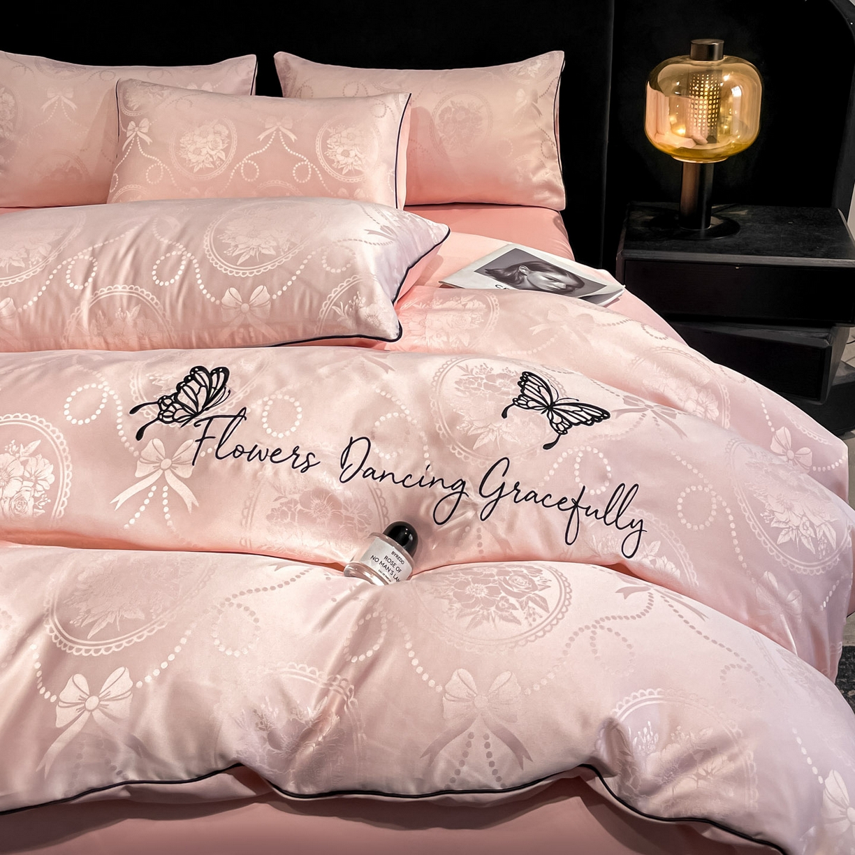 91家纺网 家纺一手货源 找家纺 慕澄家纺 2026新款厚织亮丝提花刺绣水洗真丝四件套 蝶恋花-蔷薇粉