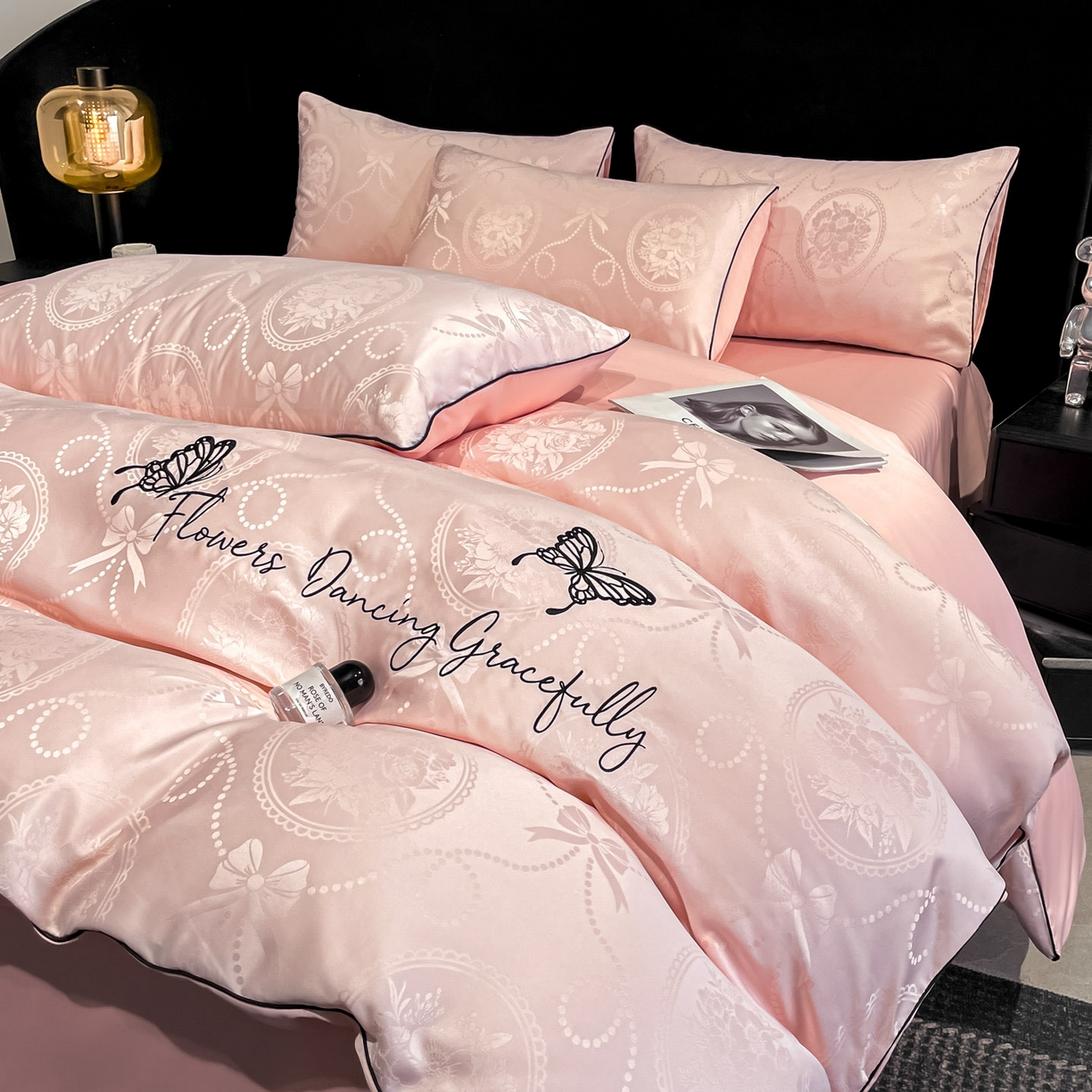 91家纺网 家纺一手货源 找家纺 慕澄家纺 2026新款厚织亮丝提花刺绣水洗真丝四件套 蝶恋花-蔷薇粉