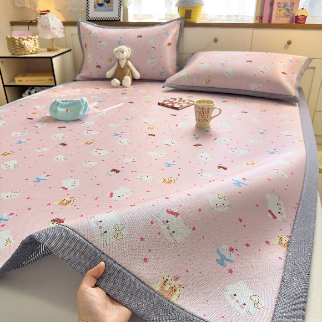 91家纺网 家纺一手货源 找家纺 圣比熊 2026新款烫光数码印花冰丝凉席 粉雾KT猫