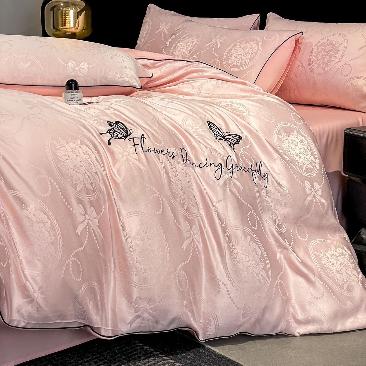 91家纺网 家纺一手货源 找家纺 慕澄家纺 2026新款厚织亮丝提花刺绣水洗真丝四件套 蝶恋花-蔷薇粉