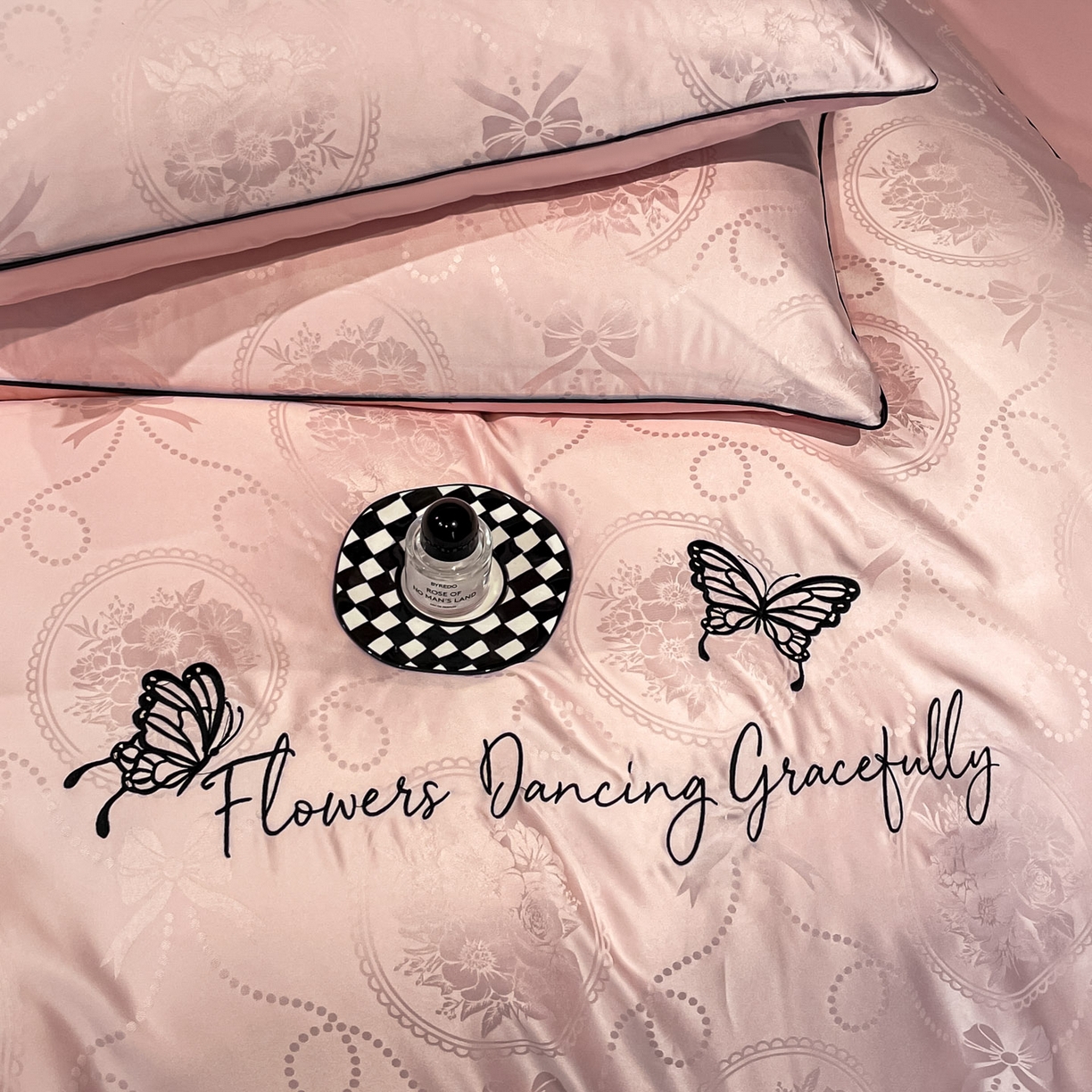 91家纺网 家纺一手货源 找家纺 慕澄家纺 2026新款厚织亮丝提花刺绣水洗真丝四件套 蝶恋花-蔷薇粉