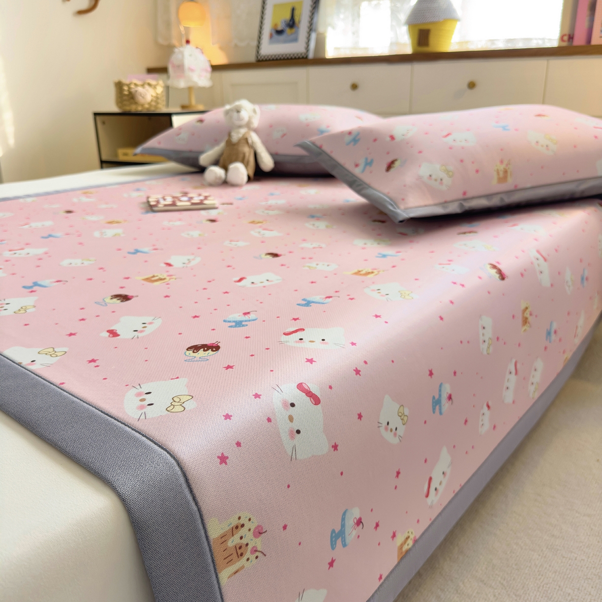 91家纺网 家纺一手货源 找家纺 圣比熊 2026新款烫光数码印花冰丝凉席 粉雾KT猫