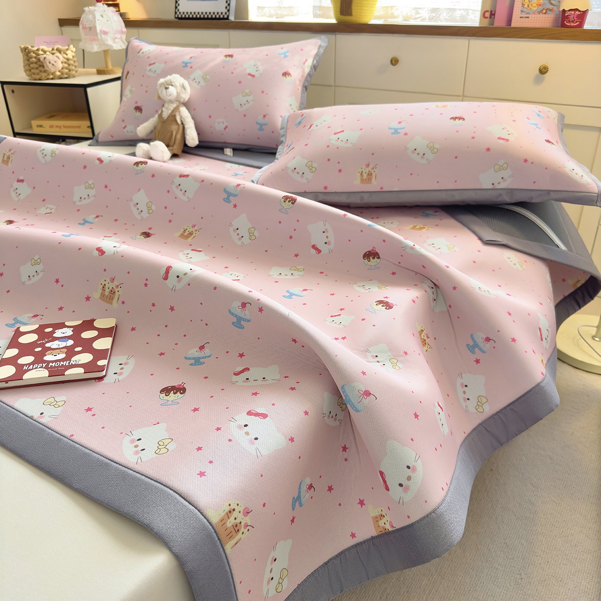 91家纺网 家纺一手货源 找家纺 圣比熊 2026新款烫光数码印花冰丝凉席 粉雾KT猫