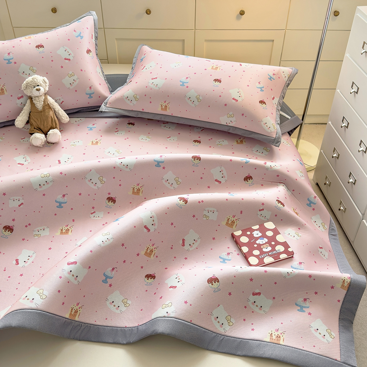 91家纺网 家纺一手货源 找家纺 圣比熊 2026新款烫光数码印花冰丝凉席 粉雾KT猫