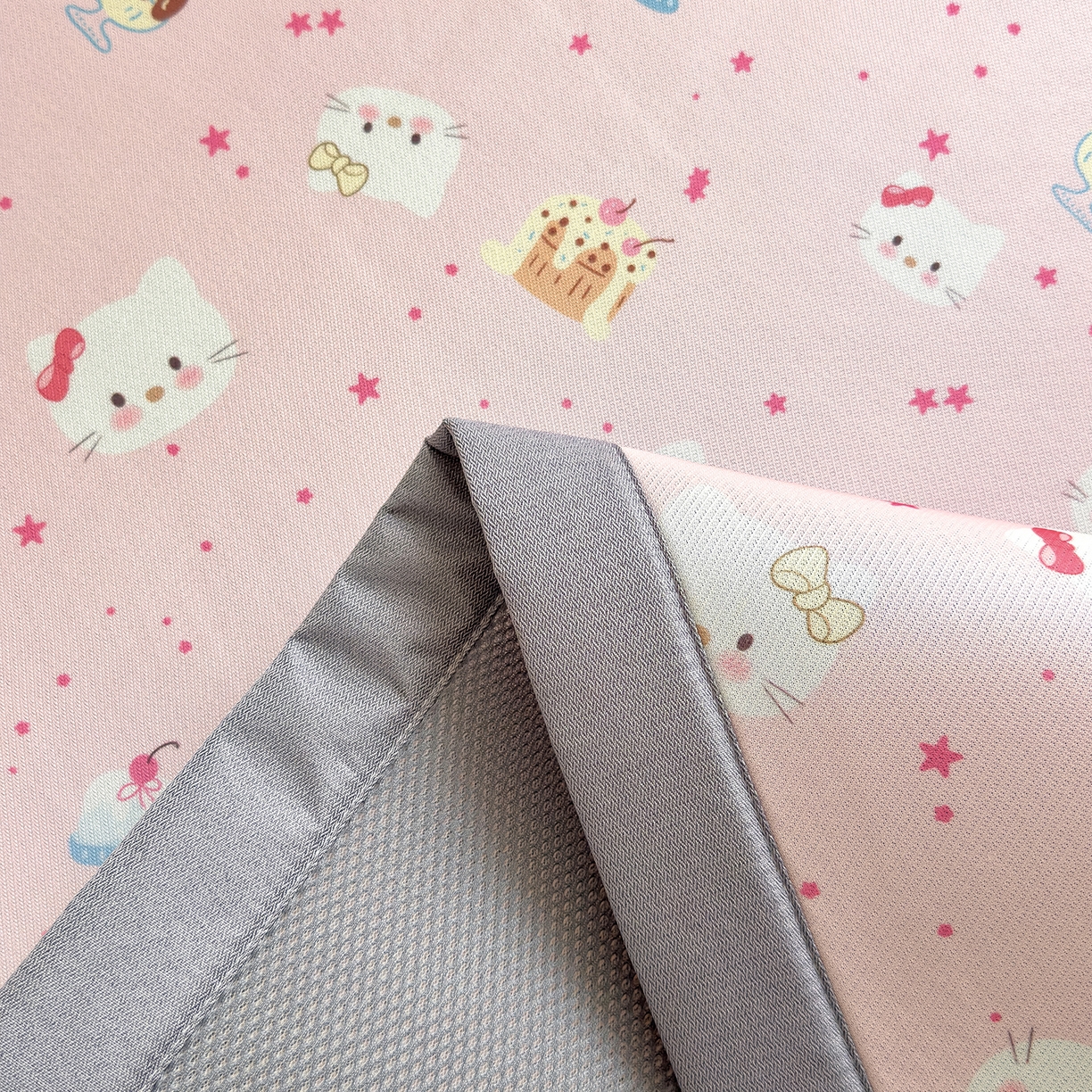 91家纺网 家纺一手货源 找家纺 圣比熊 2026新款烫光数码印花冰丝凉席 粉雾KT猫